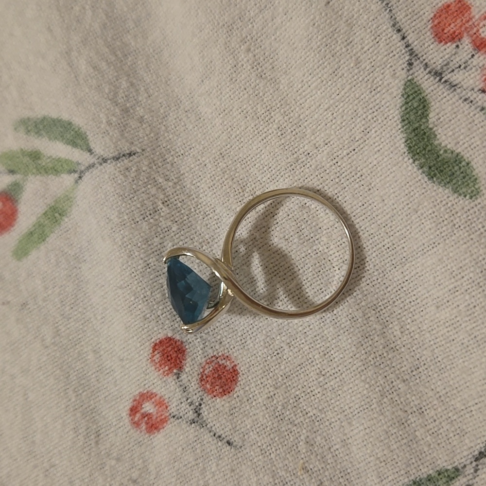 Beautiful ring - Picture 2 of 6